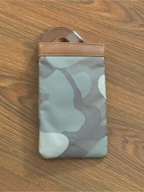 Thirty-One Gifts "Dialed In" phone purse "Soft Camo" brown faux leather trim
